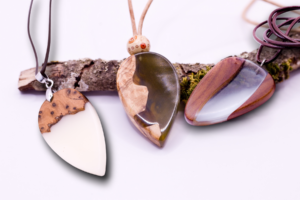 Halskette aus Holz und Epoxidharz SEO